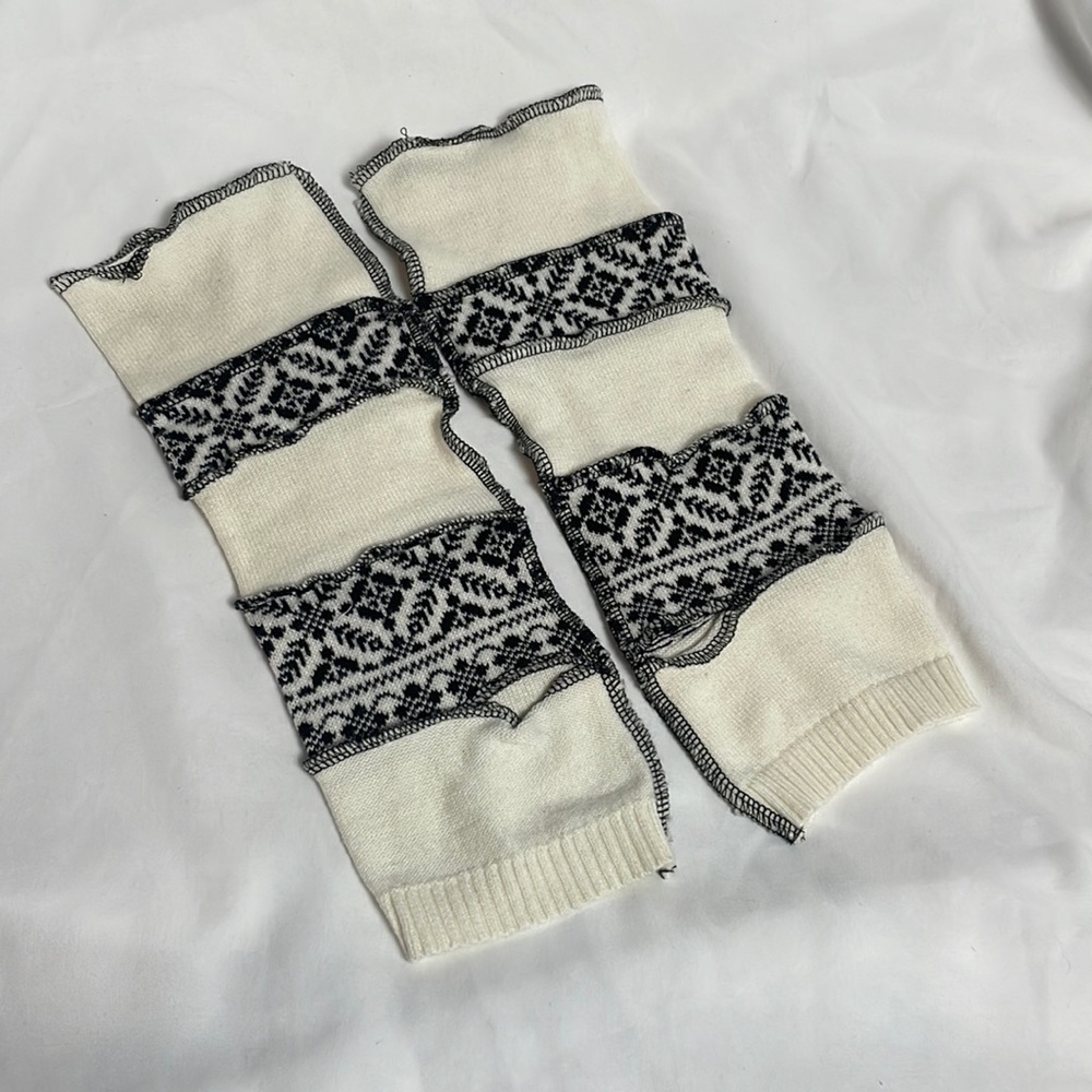 Black and cream white knit ruffled wrist warmers